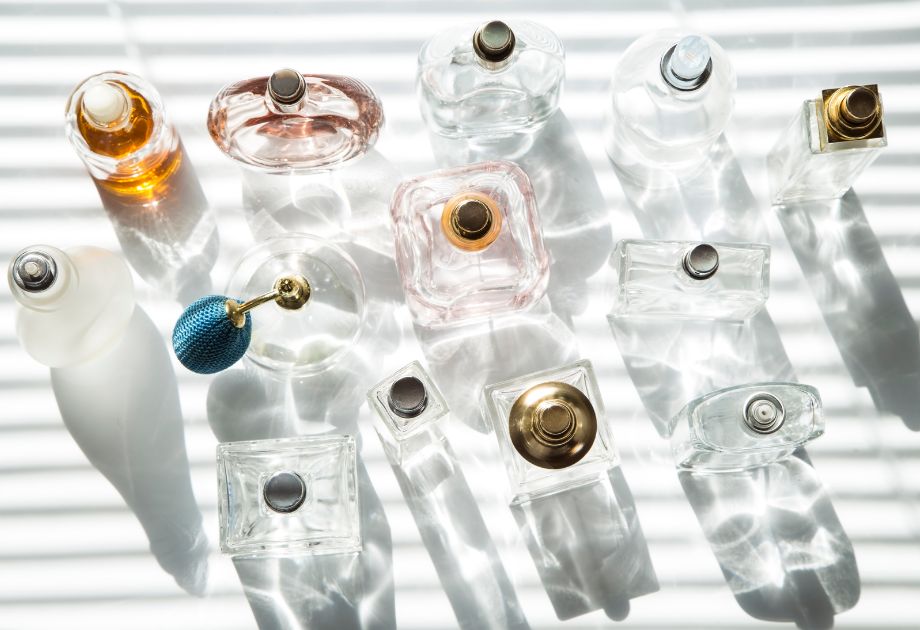 perfume contratipo - frascos de perfume vistos por cima